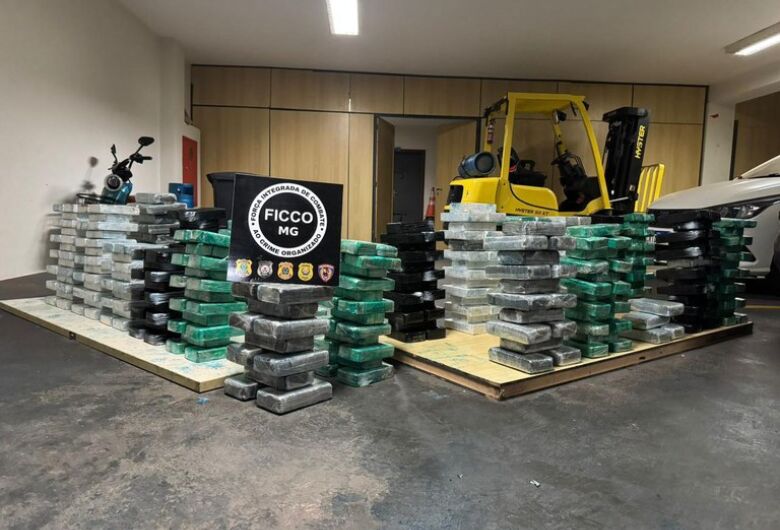 Motorista é preso com 420 kg de cocaína escondidos em carga de minério
