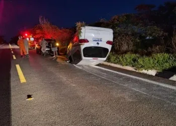 Carro funerário capota ao desviar de animal e velório é adiado em Bataguassu Carro funerário capota ao desviar de animal e velório é adiado em Bataguassu