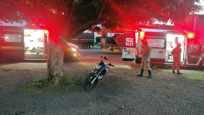 Queda de motocicleta deixa duas jovens feridas na BR-163 em São Gabriel do Oeste