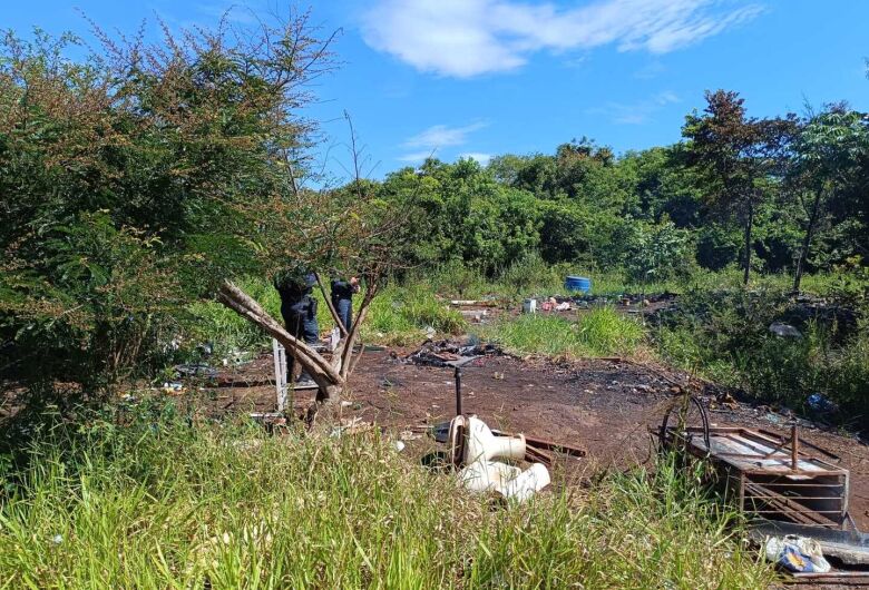 Corpo carbonizado é encontrado em área de mata