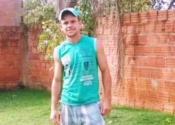 Adolescente mata o próprio pai com golpe de faca após nova discussão familiar Adolescente mata o próprio pai com golpe de faca após nova discussão familiar