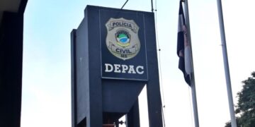 Criança de 11 anos chega à escola ferida após agressões com fio elétrico e chinelo