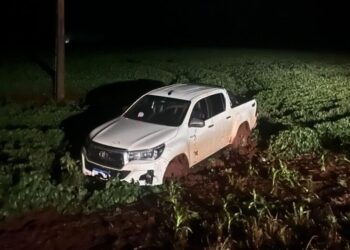 Caminhonete furtada é encontrada atolada em lavoura em Aral Moreira Caminhonete furtada é encontrada atolada em lavoura em Aral Moreira
