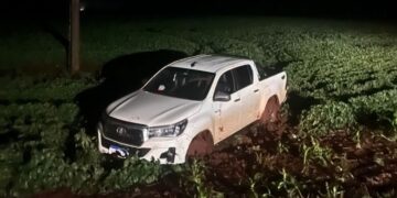Caminhonete furtada é encontrada atolada em lavoura em Aral Moreira