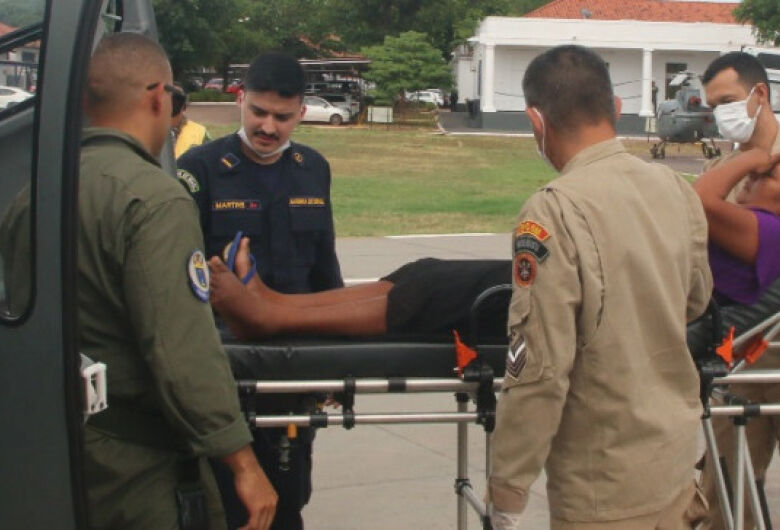 Mulher é resgatada de helicóptero após picada de cobra no Pantanal