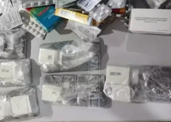 Farmacêutico é flagrado ao tentar entrar com celulares escondidos em caixa de remédios em presídio de Três Lagoas