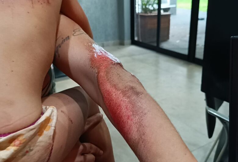 Motorista de aplicativo é liberado após arrastar passageira e criança