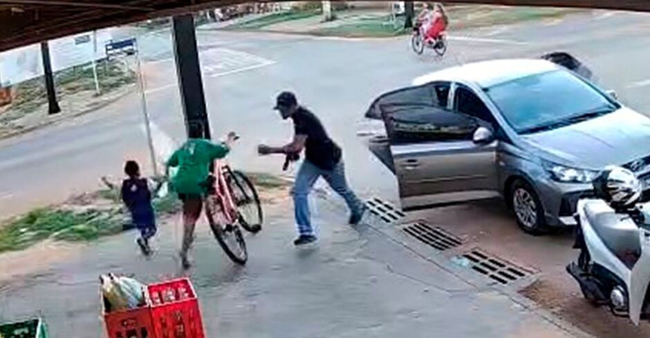 Homens encapuzados executam jovem em conveniência e crianças fogem desesperadas em Três Lagoas (vídeo)