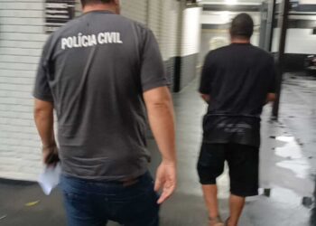 Homem é detido após atacar jovem com faca em aldeia de Laguna Carapã