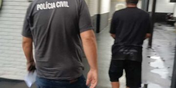 Homem é detido após atacar jovem com faca em aldeia de Laguna Carapã