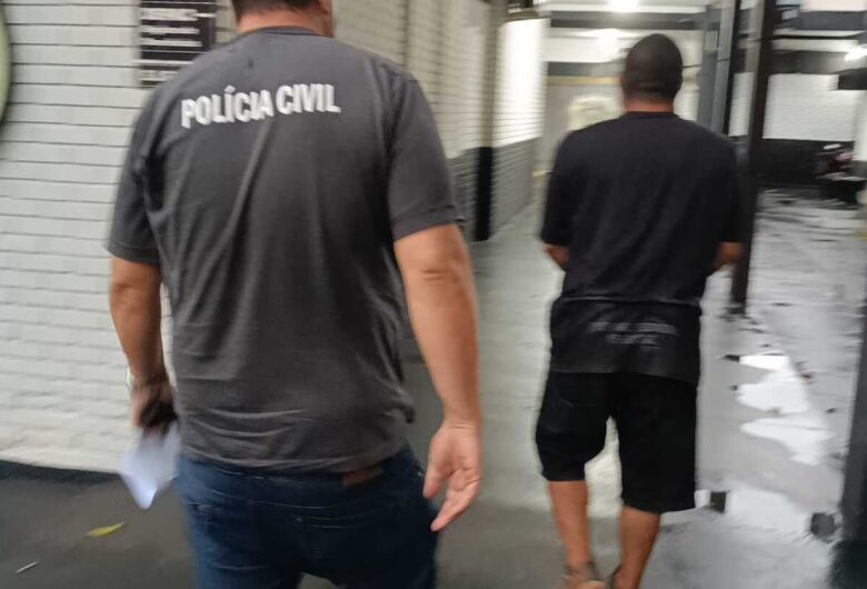 Homem é detido após atacar jovem com faca em aldeia de Laguna Carapã