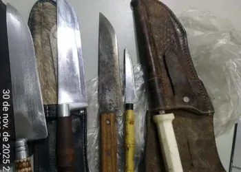 Homem é levado à delegacia após ameaçar conhecido com facas em Camapuã