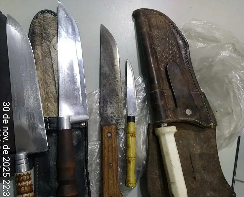 Homem é levado à delegacia após ameaçar conhecido com facas em Camapuã