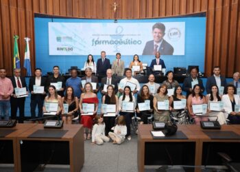 Dom de servir: Farmacêuticos recebem homenagens em noite solene na ALEMS Dom de servir: Farmacêuticos recebem homenagens em noite solene na ALEMS