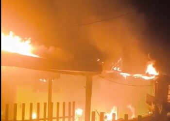 Mulher é vítima de tentativa de feminicídio após incêndio em residência