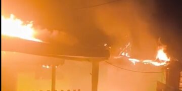 Mulher é vítima de tentativa de feminicídio após incêndio em residência