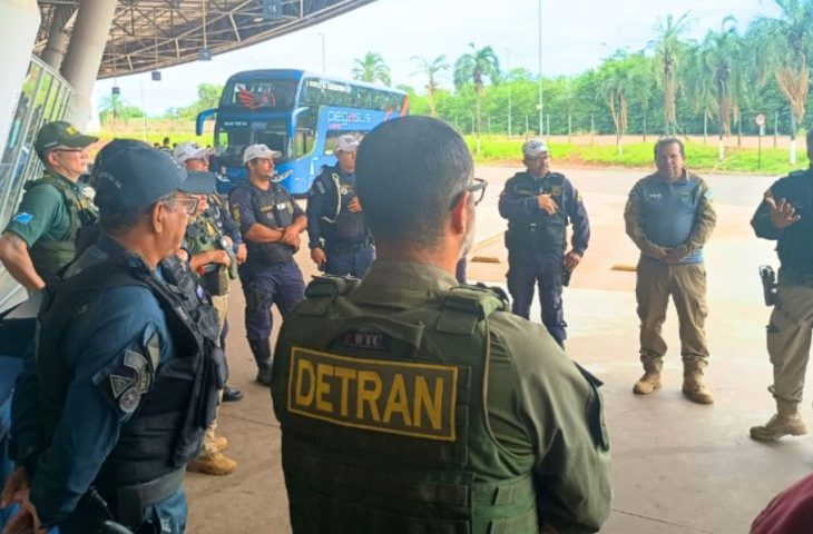 Ação orienta passageiros e motoristas para viagens mais seguras no fim de ano