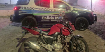 Motocicleta roubada é recuperada após denúncia de morador