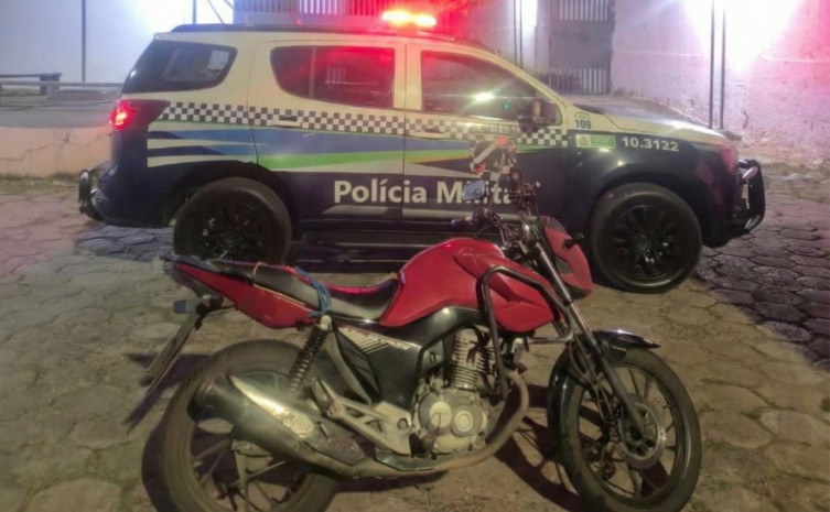 Motocicleta roubada é recuperada após denúncia de morador