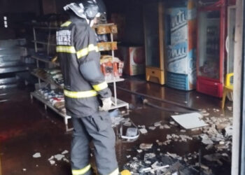 Incêndio em conveniência mobiliza bombeiros ao amanhecer em Corumbá Incêndio em conveniência mobiliza bombeiros ao amanhecer em Corumbá