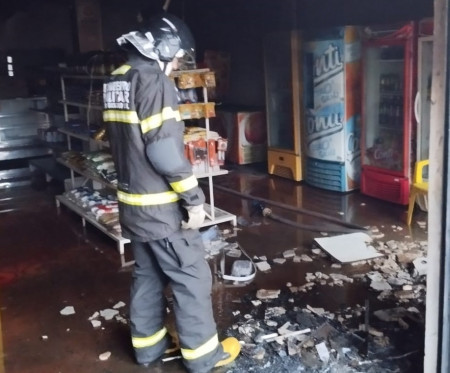 Incêndio em conveniência mobiliza bombeiros ao amanhecer em Corumbá