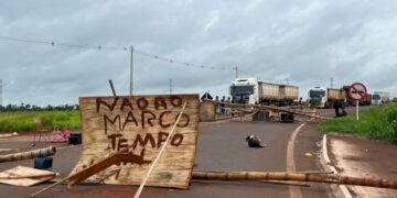 Indígenas mantêm bloqueio no Anel Viário de Dourados contra o marco temporal