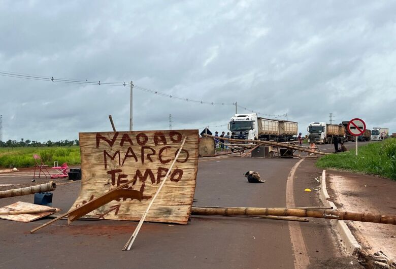 Indígenas mantêm bloqueio no Anel Viário de Dourados contra o marco temporal