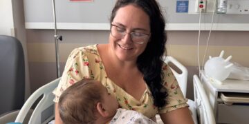 Mãe chega como acompanhante, tem crise renal, opera — e os dois acabam dividindo o mesmo quarto