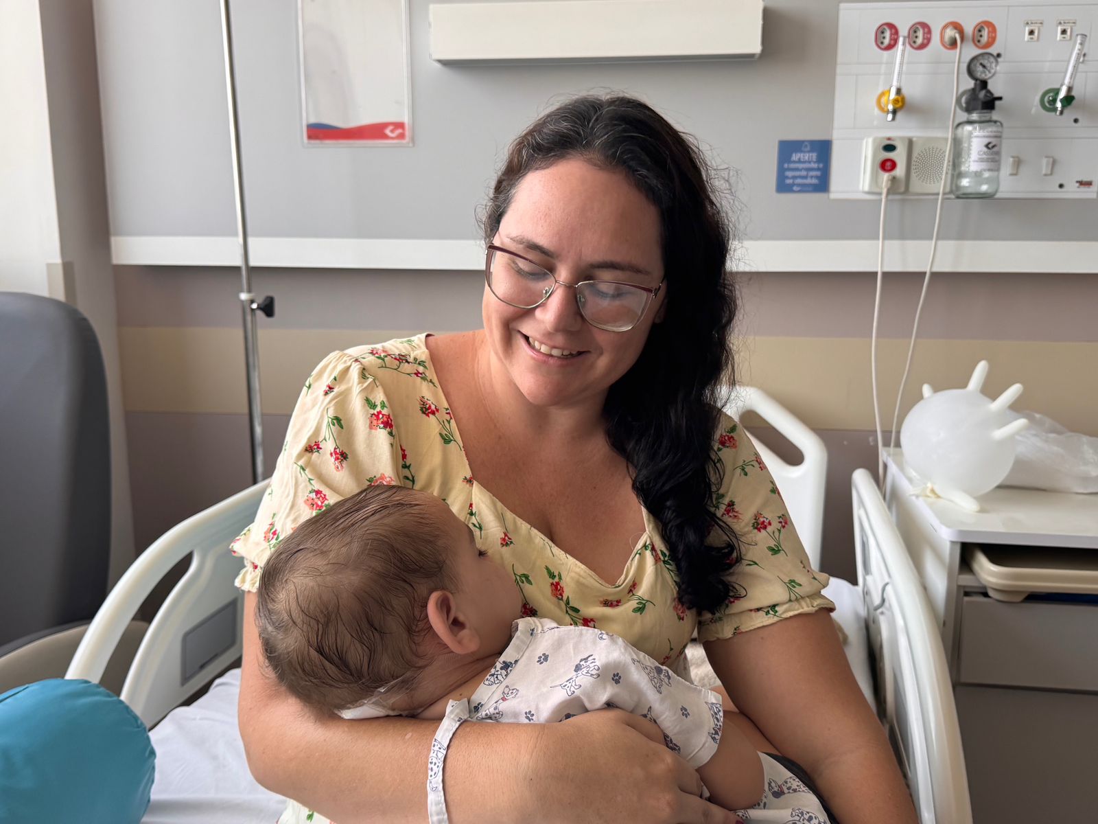 Mãe chega como acompanhante, tem crise renal, opera — e os dois acabam dividindo o mesmo quarto