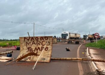 Bloqueio parcial segue na MS-156 e exige atenção redobrada de motoristas em Dourados Bloqueio parcial segue na MS-156 e exige atenção redobrada de motoristas em Dourados