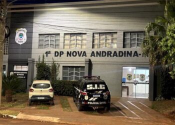 Criminosos rendem vendedor e fogem com moto e mercadorias