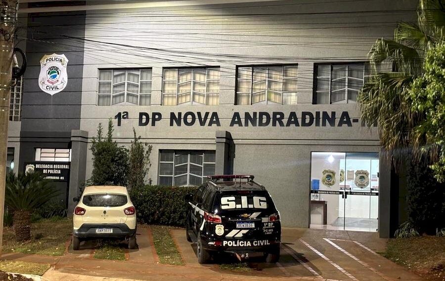 Criminosos rendem vendedor e fogem com moto e mercadorias