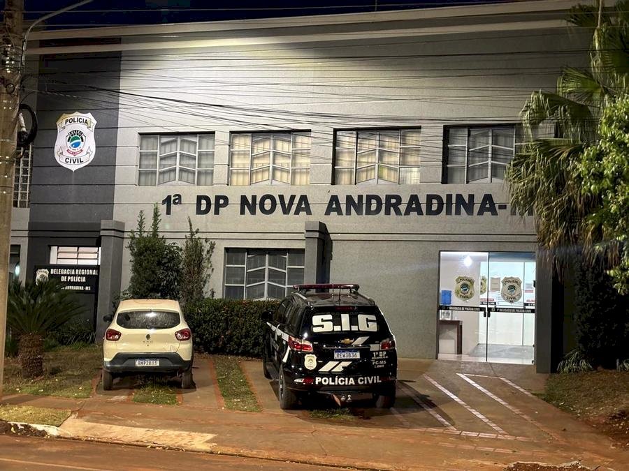 Criminosos rendem vendedor e fogem com moto e mercadorias