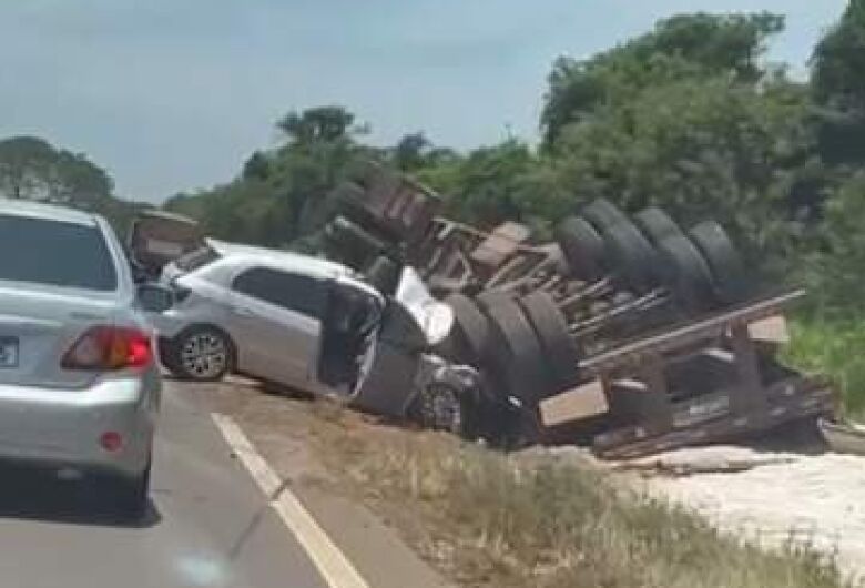 Buraco na MS-480 causa dois acidentes e deixa motoristas feridos