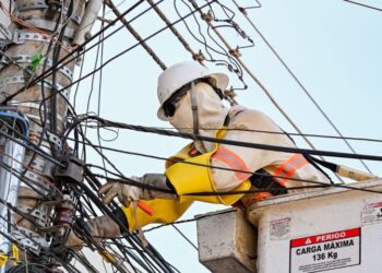 Operação retira 24 mil metros de fios irregulares no Centro de Campo Grande Operação retira 24 mil metros de fios irregulares no Centro de Campo Grande