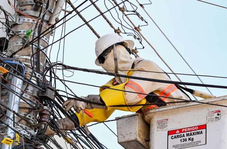 Operação retira 24 mil metros de fios irregulares no Centro de Campo Grande
