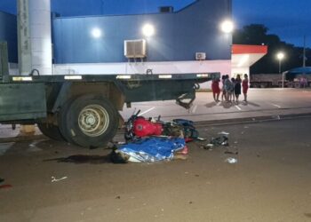 Motociclista morre após bater em caminhão estacionado