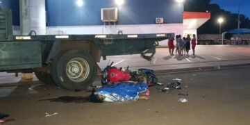 Motociclista morre após bater em caminhão estacionado
