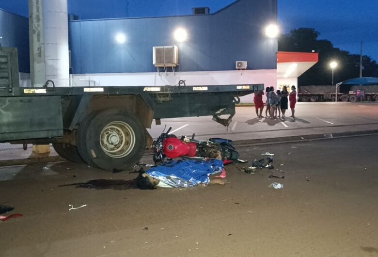 Motociclista morre após bater em caminhão estacionado