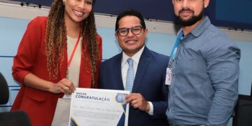 Presidente Papy homenageia enfermeira por serviços prestados à saúde pública de Campo Grande