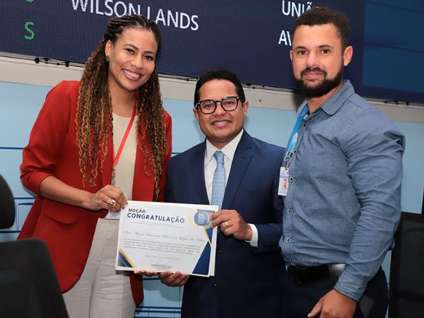 Presidente Papy homenageia enfermeira por serviços prestados à saúde pública de Campo Grande
