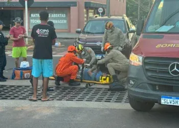 Motociclista é atingido por picape em via preferencial e fica ferido Motociclista é atingido por picape em via preferencial e fica ferido