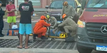Motociclista é atingido por picape em via preferencial e fica ferido