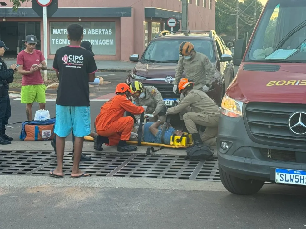 Motociclista é atingido por picape em via preferencial e fica ferido