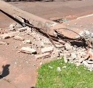 Caminhão atinge fiação elétrica e derruba postes (vídeo)