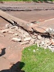 Caminhão atinge fiação elétrica e derruba postes (vídeo)