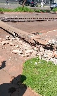 Caminhão atinge fiação elétrica e derruba postes (vídeo)