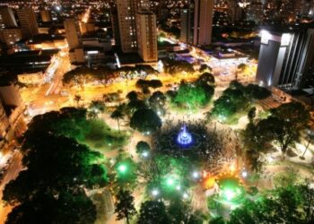 Praça Ary Coelho reabre com luzes de Natal, shows e Casa do Papai Noel