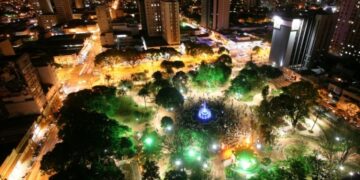 Praça Ary Coelho reabre com luzes de Natal, shows e Casa do Papai Noel