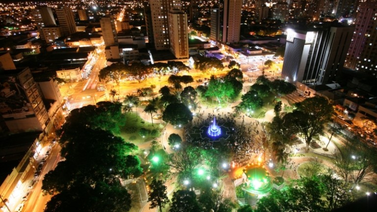 Praça Ary Coelho reabre com luzes de Natal, shows e Casa do Papai Noel